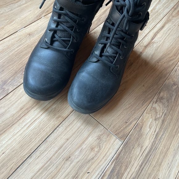 Ugg boots-women size 8 - Picture 2 of 5